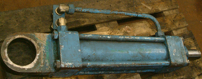 Hydraulikzylinder für den schweren Einsatz im Hüttenwerk (vor Reparatur)
